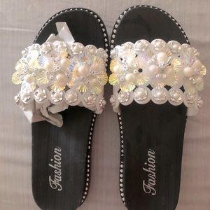White floral slides size 5